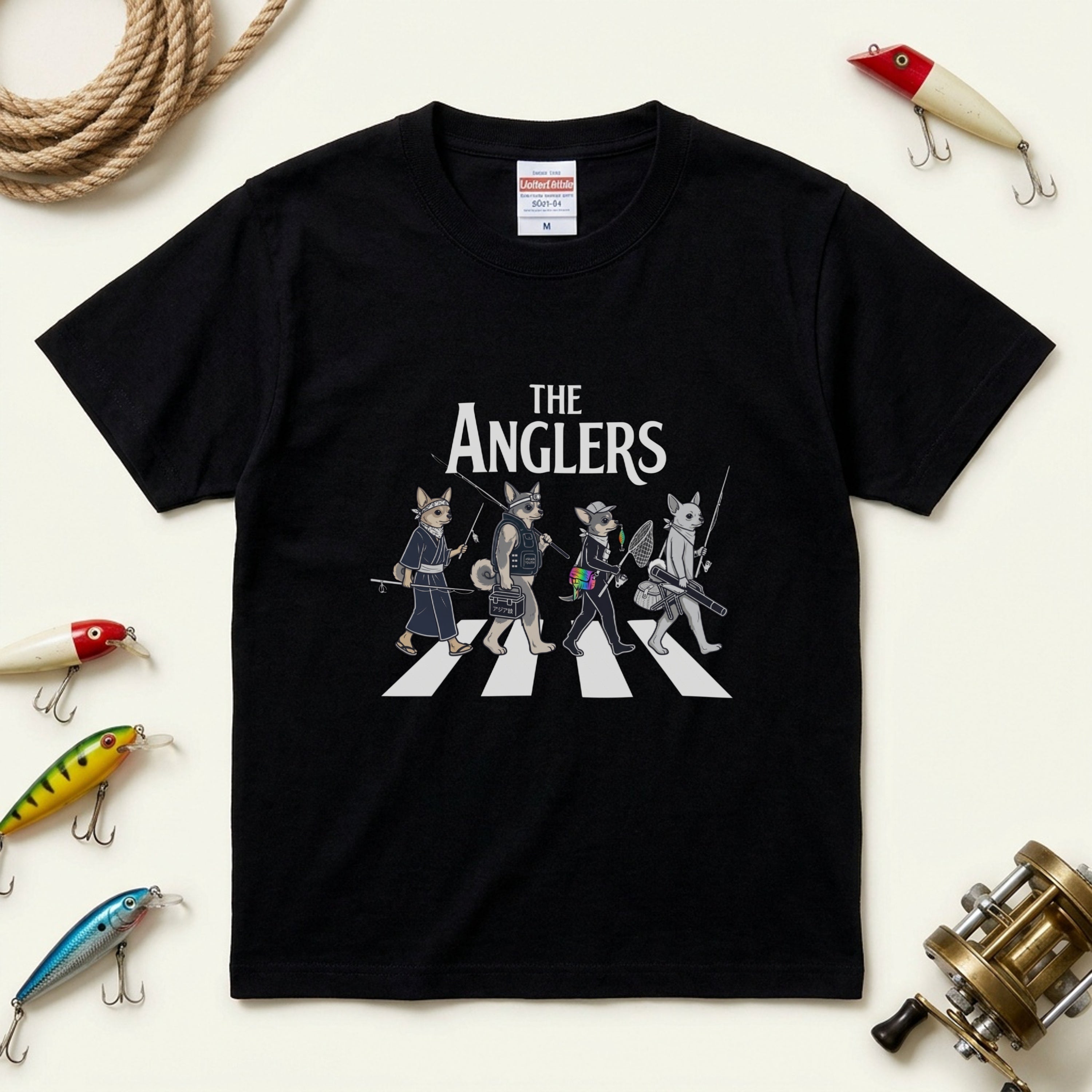 THE ANGLERS CHIHUAHUA | 釣り人 チワワ 横断歩道 ゆるかわ パロディ Tシャツ【犬好き・愛犬家・小型犬・釣りグッズ・イベント・プレゼントに最適】